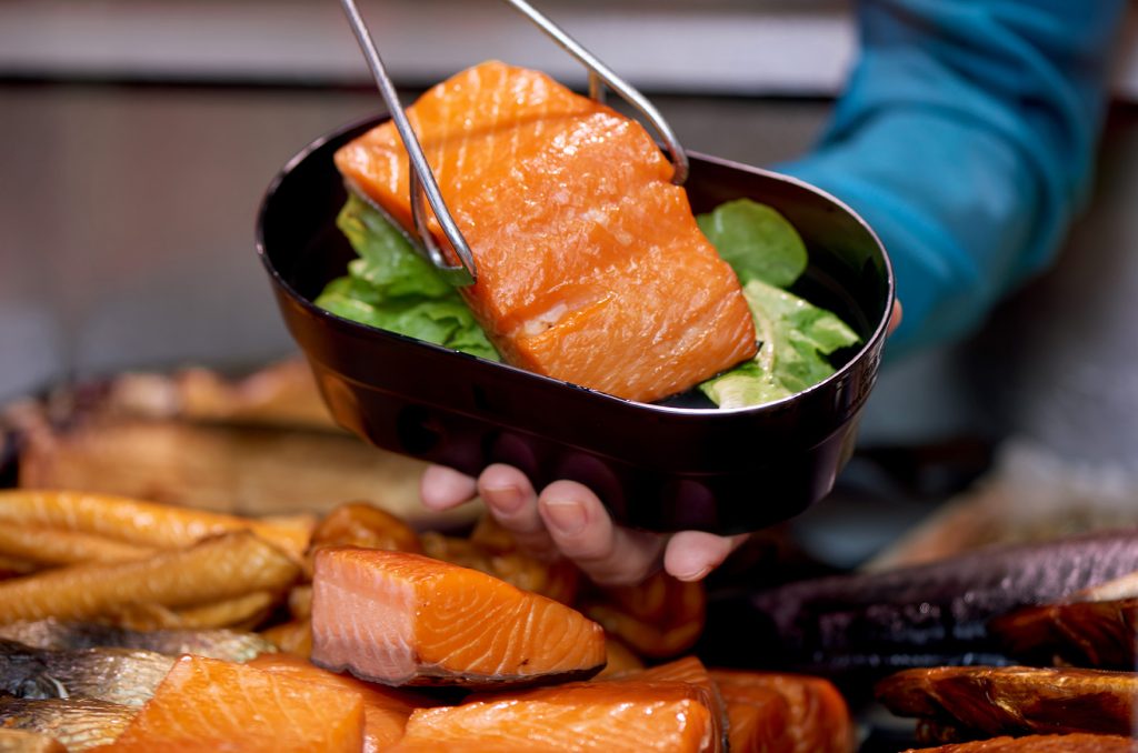 Lachs auf Salatbett in unserer FairBox