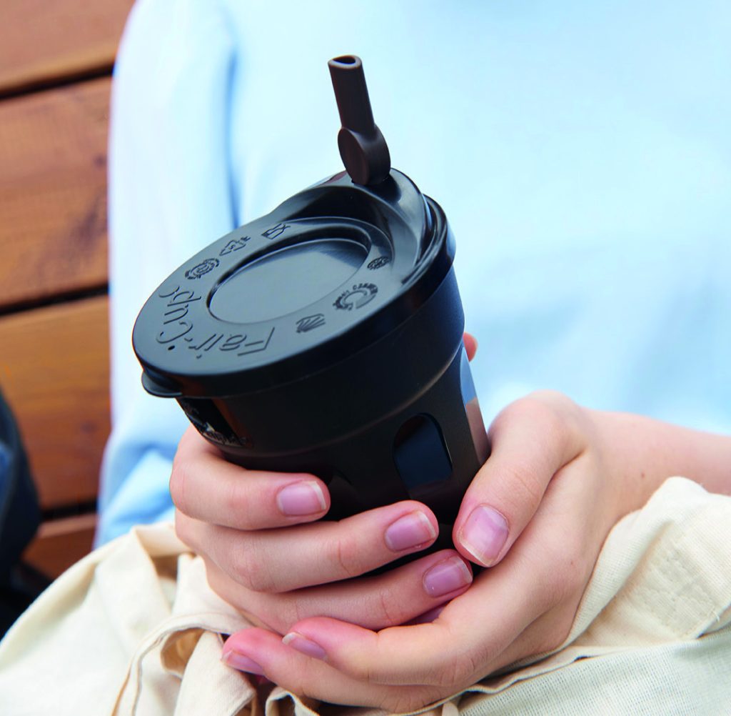 FairCup schwarz, mit Trinkdeckel und Trinkhalm