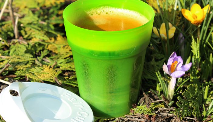 Kaffee auf der Wiese eine saubere Sache - Kaffee im Mehrweg