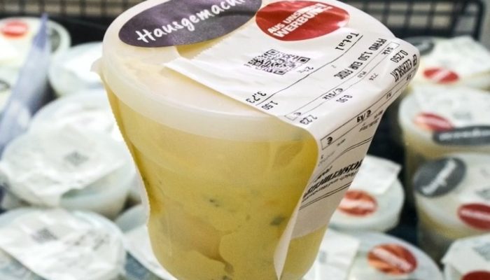 Stolpertheke-Etiketten Stolpertheke im Supermarkt mit Etiketten an den FairCup Bechern